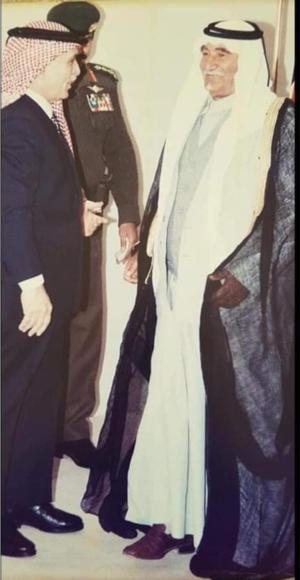 صورة الملك حسين بن طلال رحمه الله مع الشيخ فواز عبدالعزيز ابو بريز شيخ وقاضي عشائري