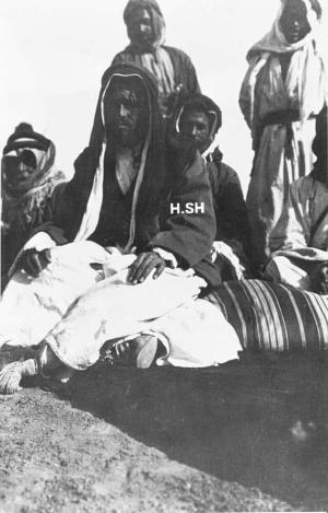 صورة للشيخ غالب متعب القنج مع بعض من 
رجال السردية اخذت الصوره في عام 1913